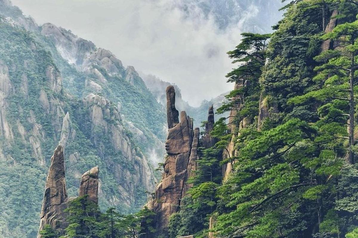 Una montaña con rocas altas y árboles.