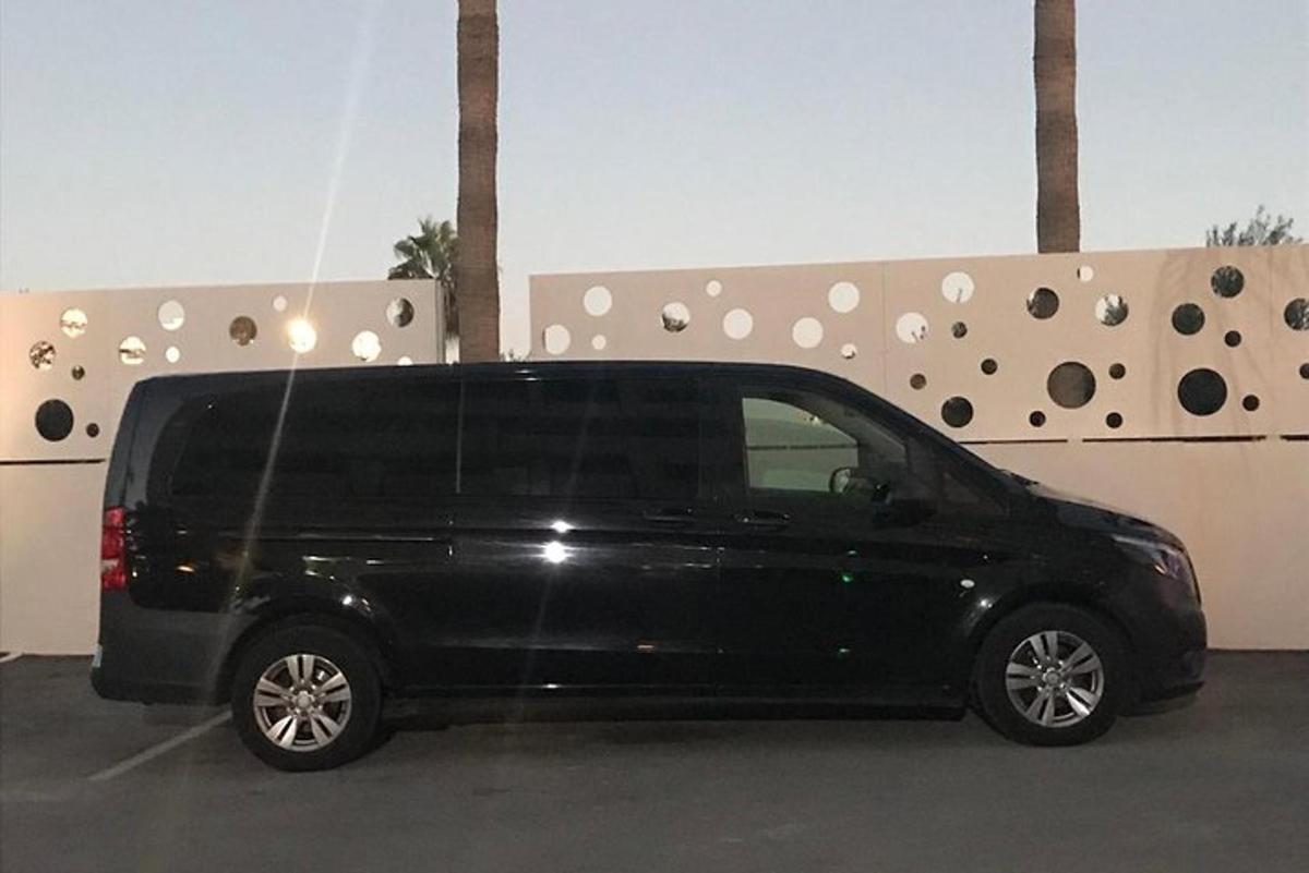 una camioneta negra estacionada en un estacionamiento