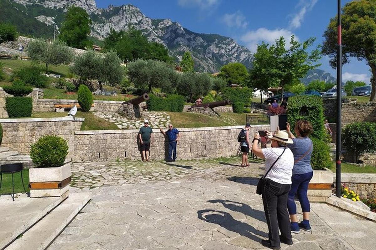 skupina ljudi, ki fotografirajo kamniti zid