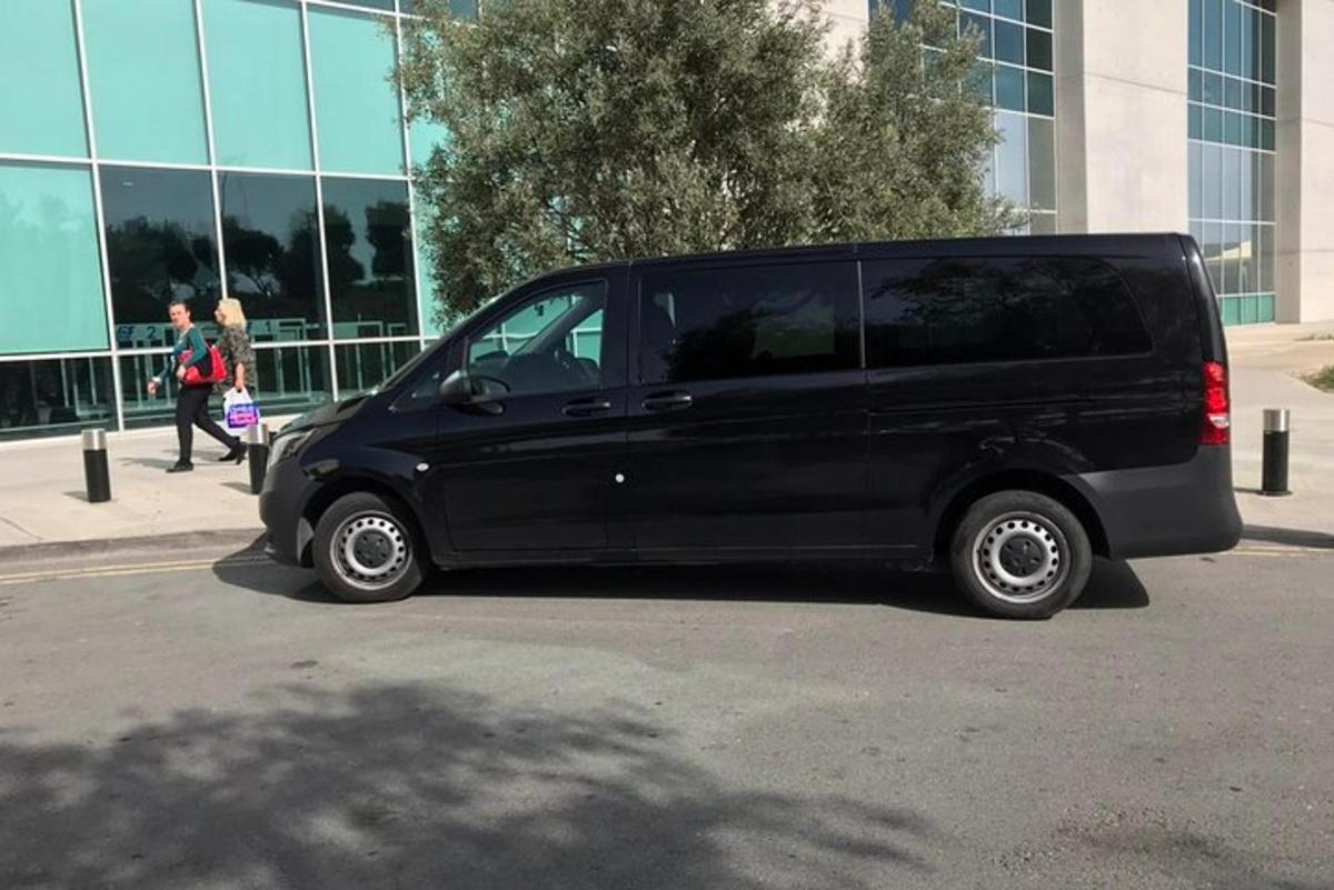 Una camioneta negra estacionada frente a un edificio