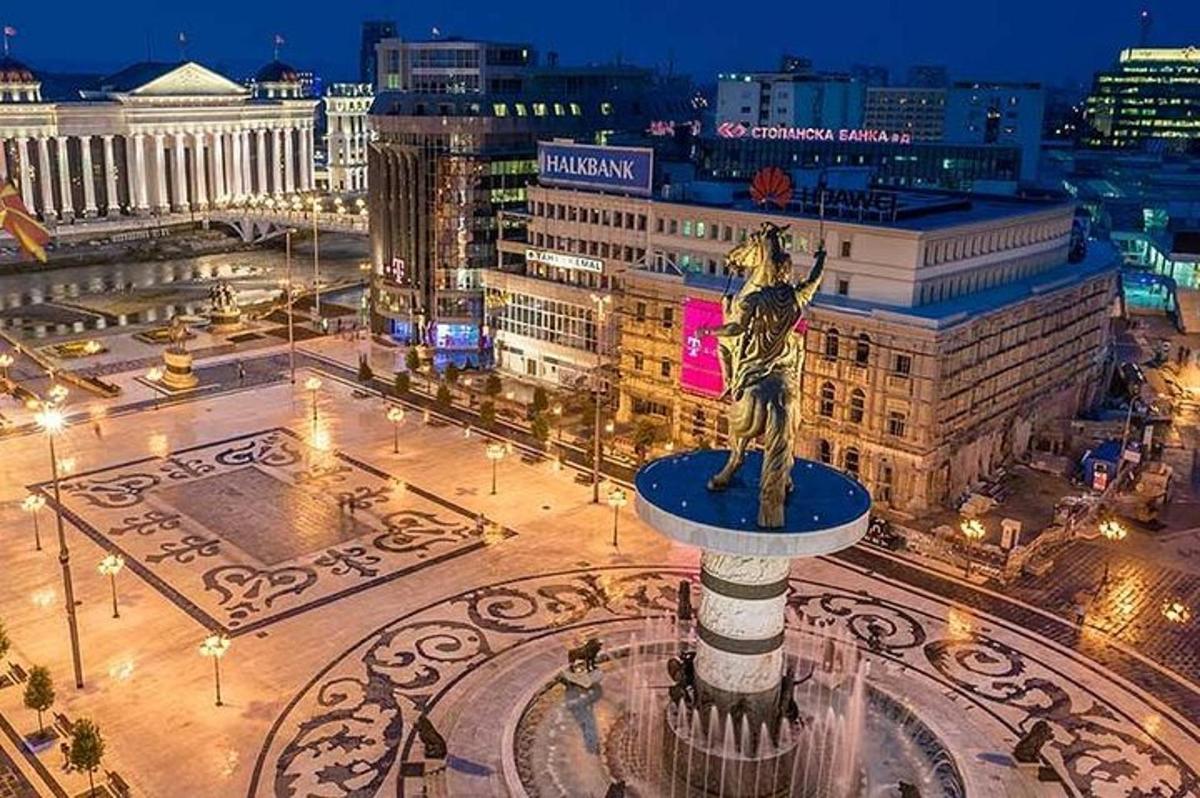 una vista di una città di notte con una statua