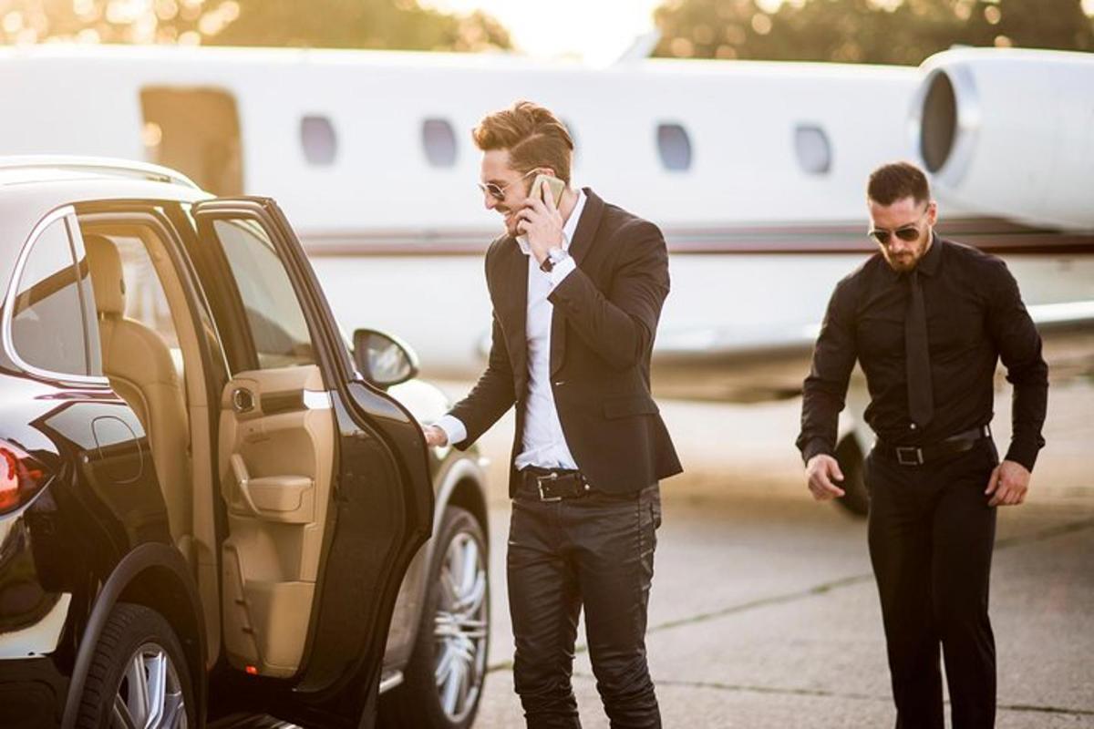 dois homens de terno estão entrando em um carro