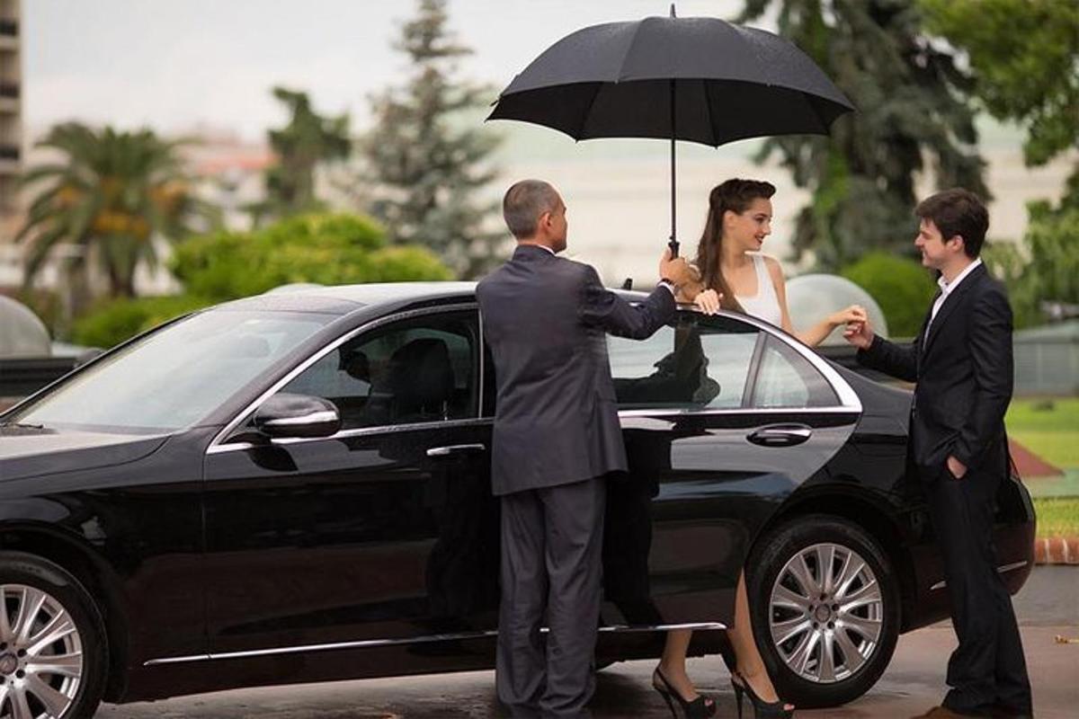 um homem tirando um cachorro de um carro de uma mulher