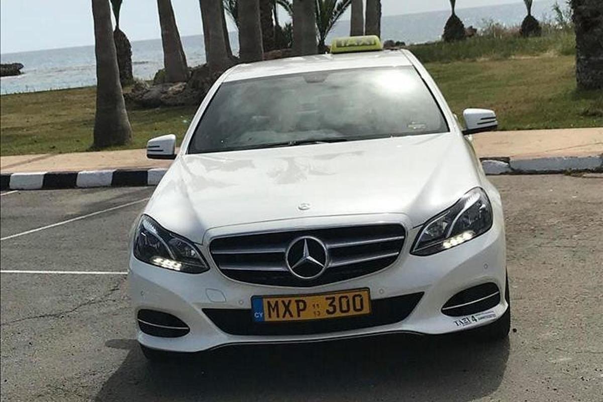 ένα άσπρο αυτοκίνητο παρκαρισμένο σε ένα πάρκινγκ