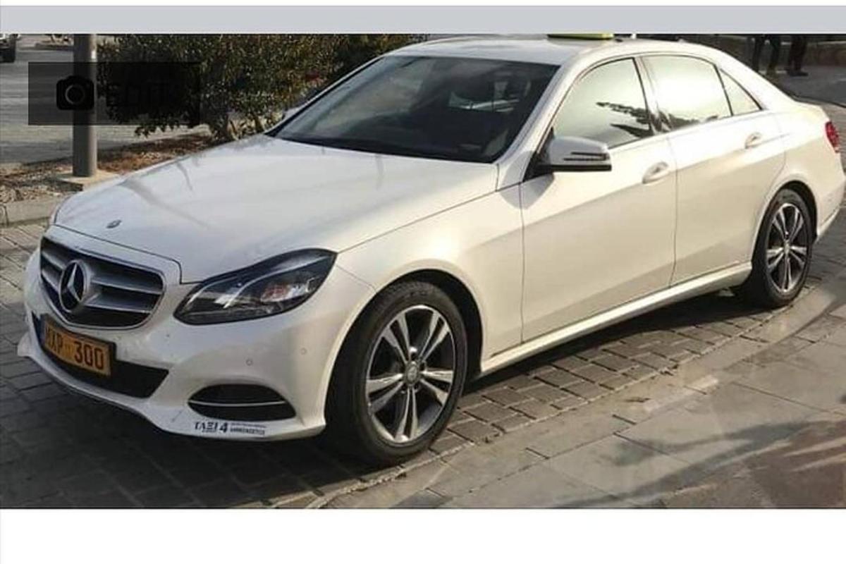 bílé auto zaparkované na kraji ulice