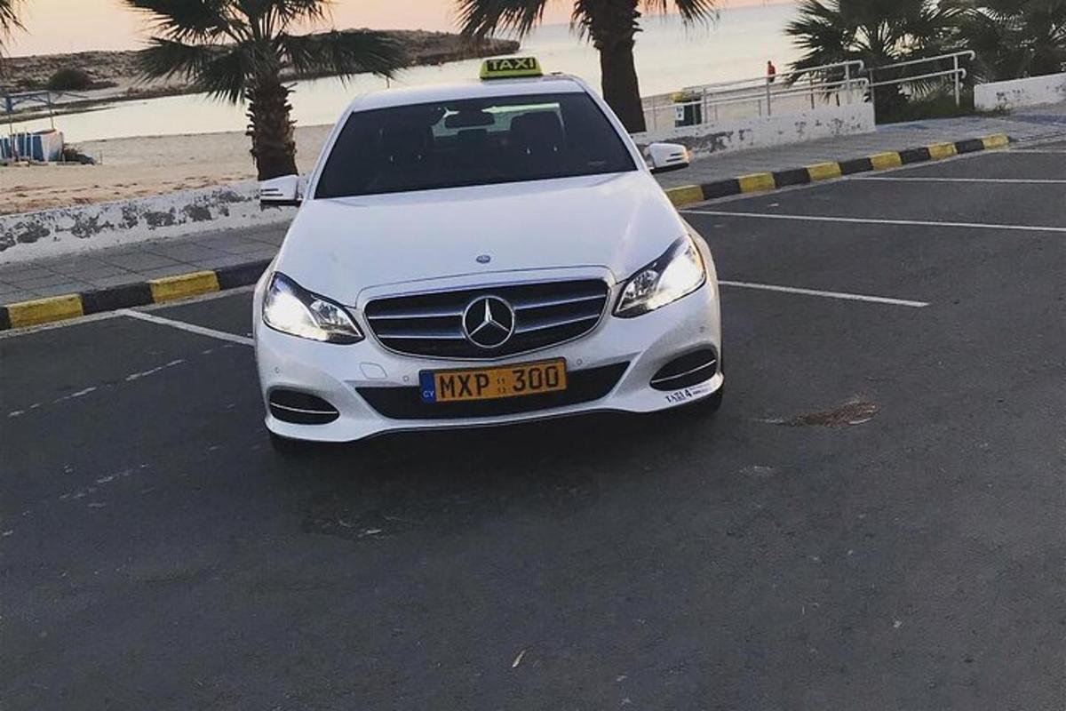sebuah kereta putih diletakkan di tempat letak kereta