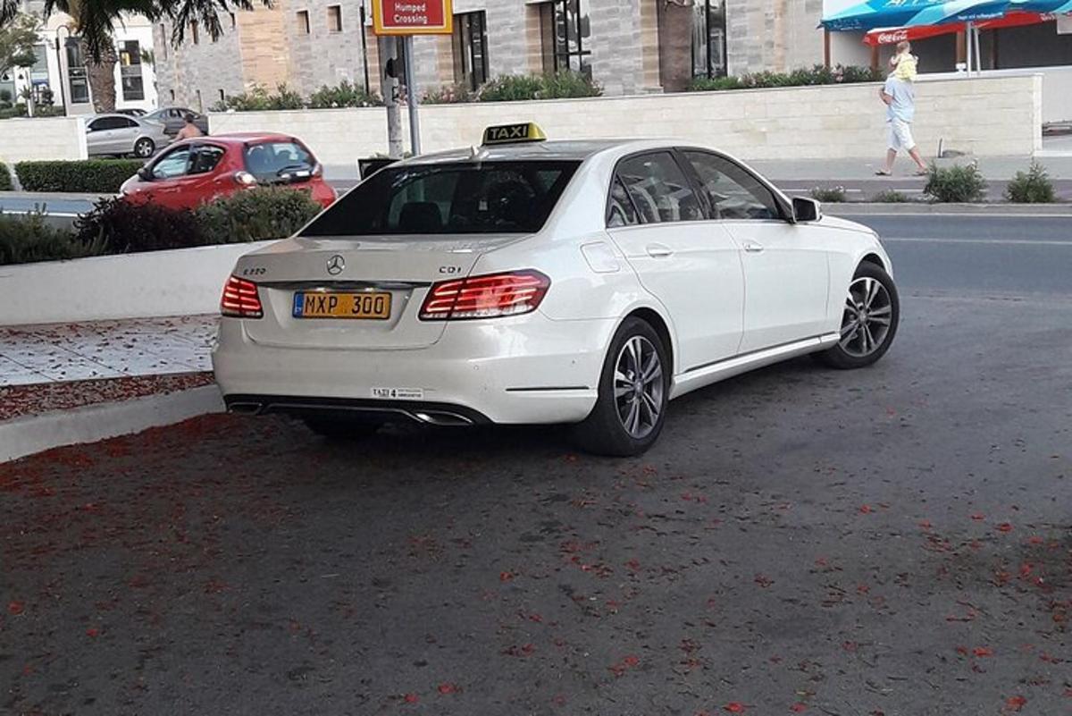 biele auto zaparkované na kraji ulice