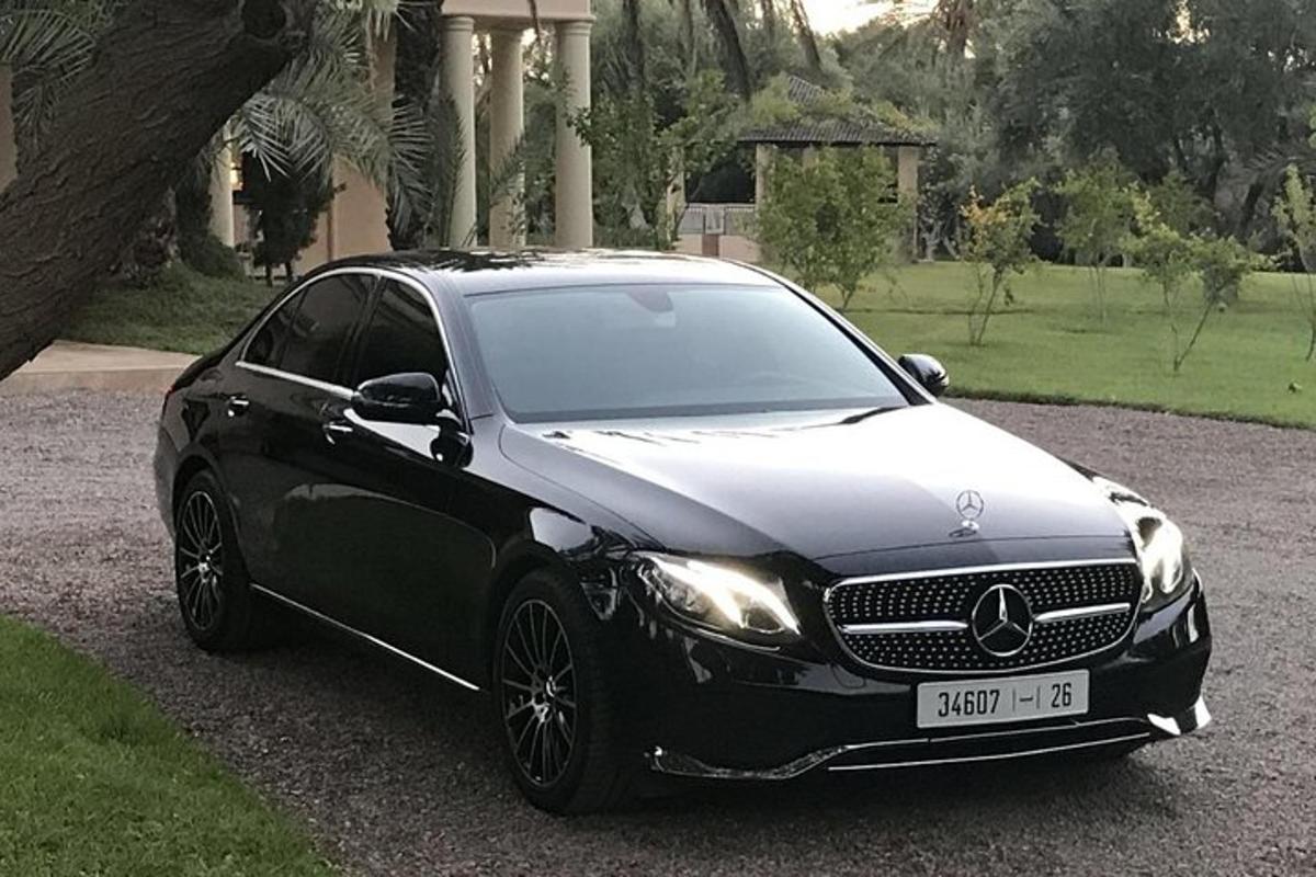 čierne auto zaparkované pred domom