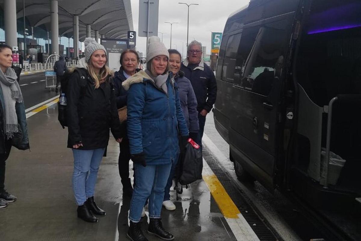 un gruppo di persone in piedi accanto a un autobus
