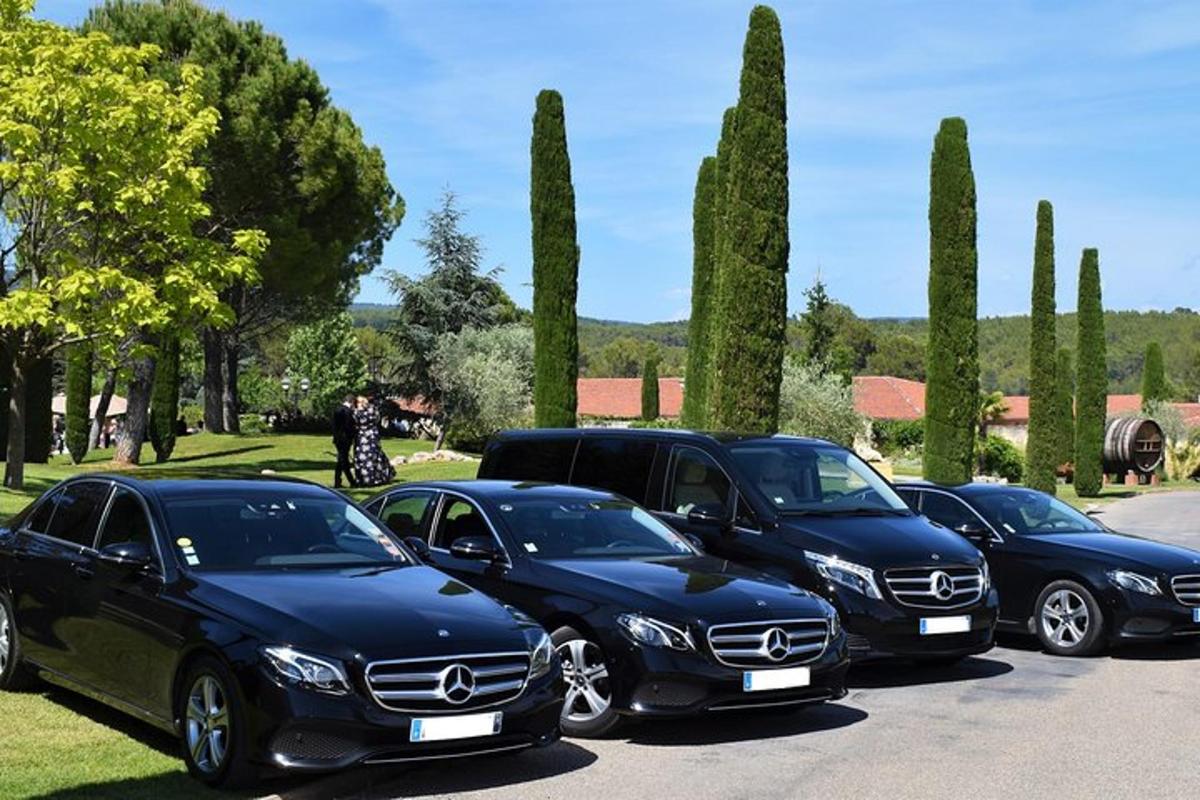 parklas pargitud luksusautode rida