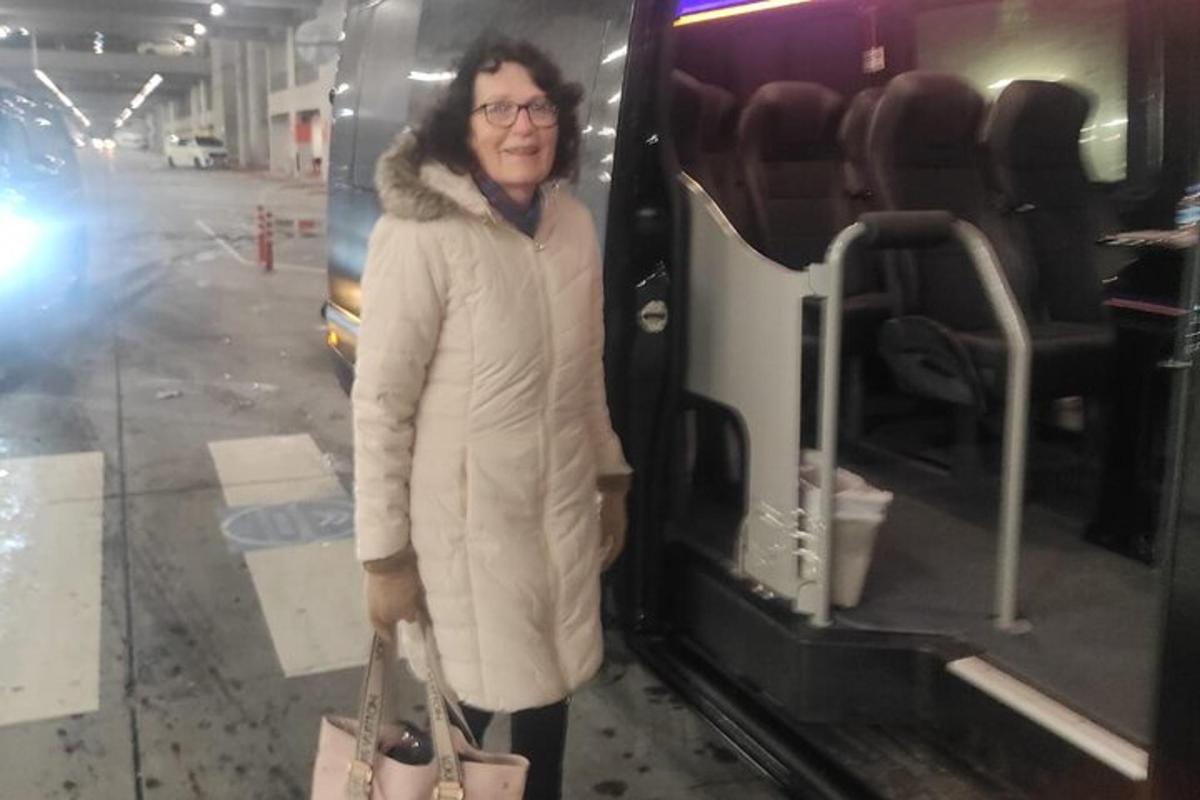 una donna in piedi sulla soglia di un autobus