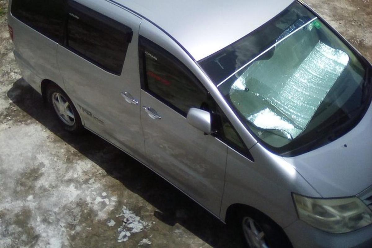 Una camioneta plateada estacionada en un estacionamiento