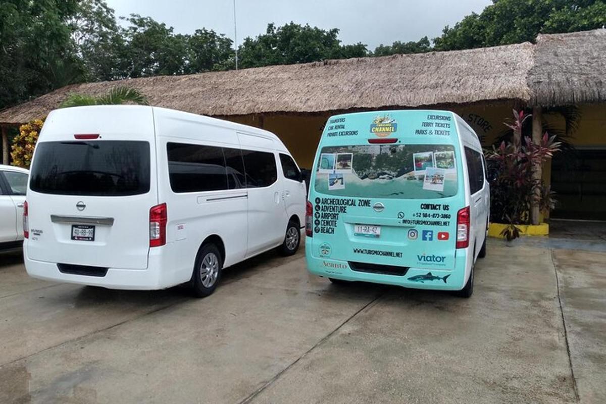 dua buah van putih diletakkan bersebelahan