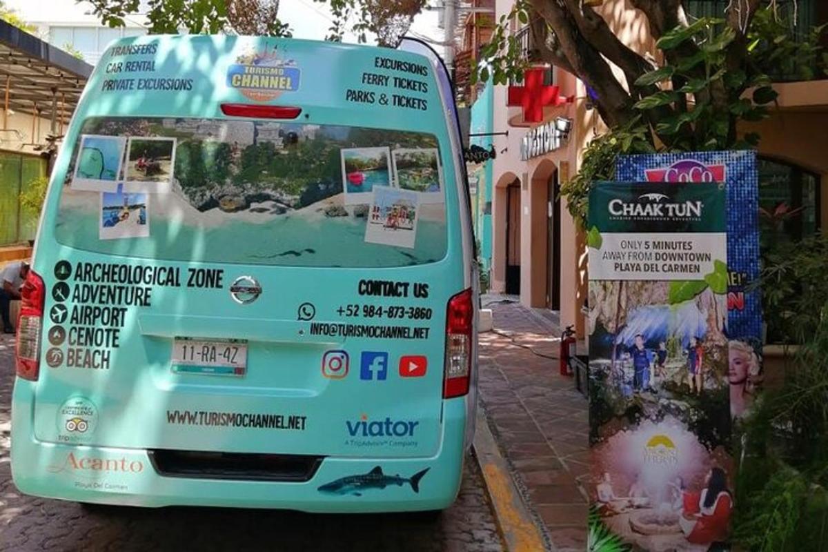 một chiếc xe buýt đang đỗ ở bên lề đường