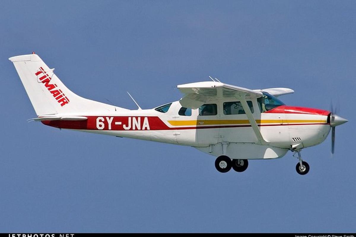un pequeño avión volando en el cielo