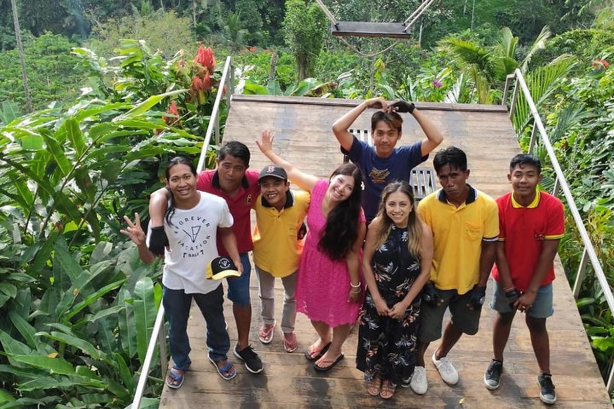 un gruppo di persone in posa per una foto su un ponte
