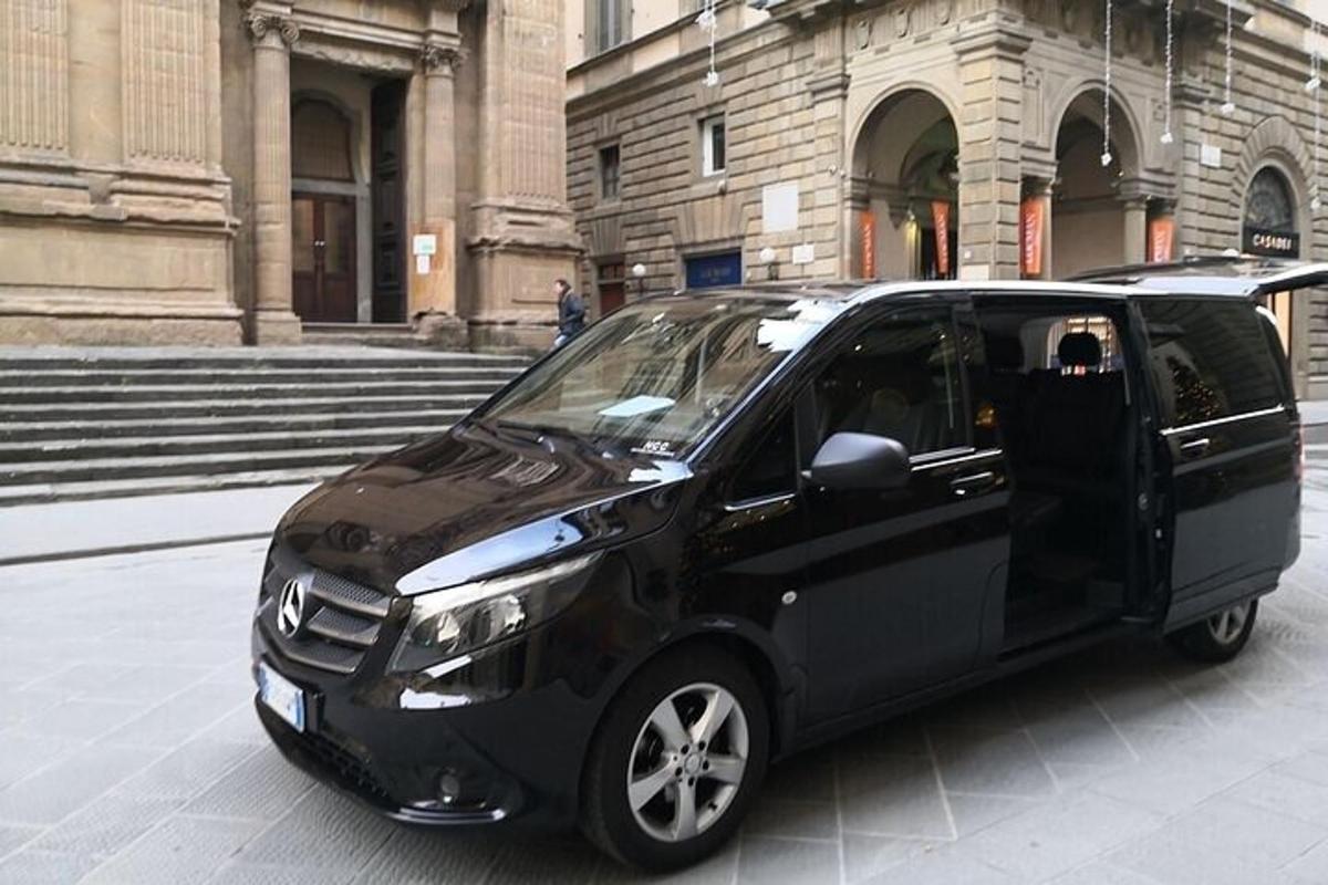 černé chytré auto zaparkované před budovou