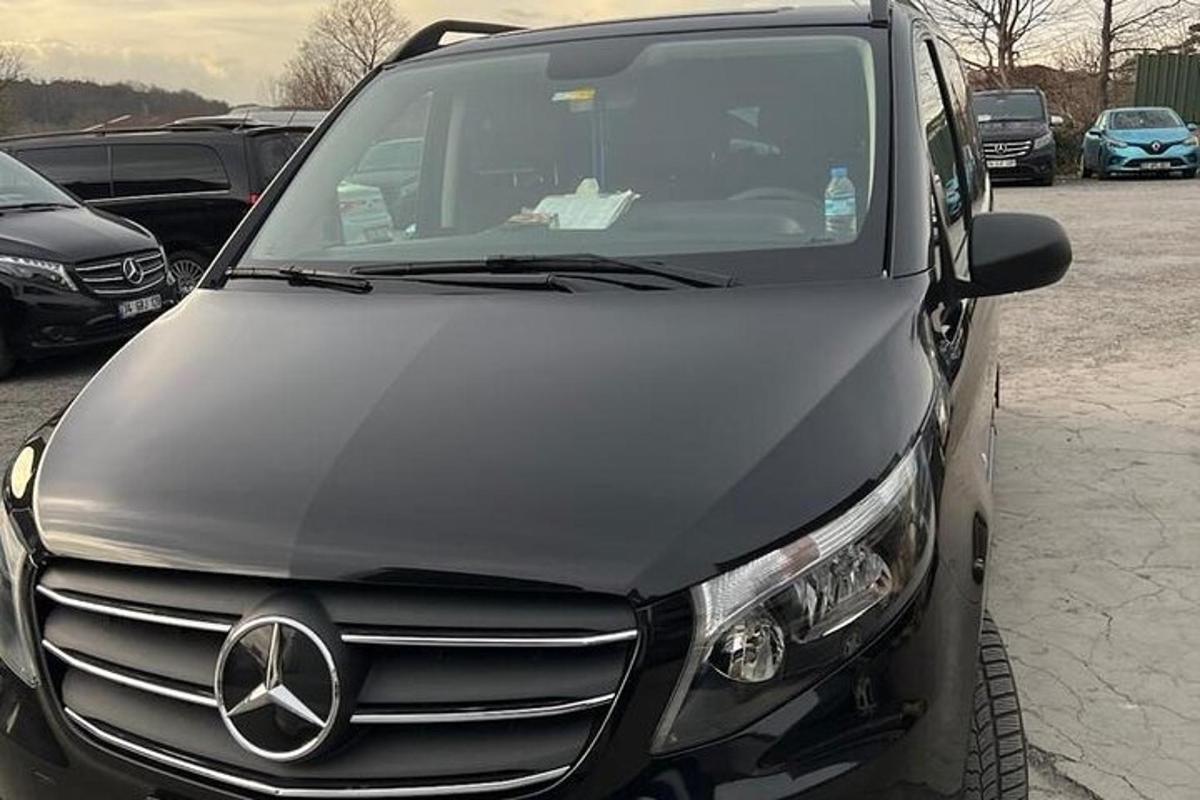 một chiếc xe mercedes benz đỗ trong bãi đậu xe
