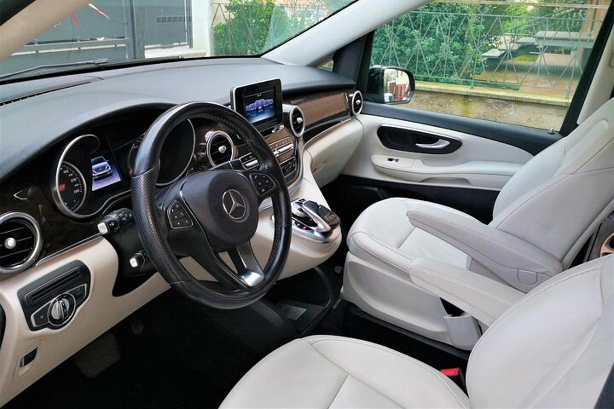 Auto Acedes Benz s volantem a sedadly