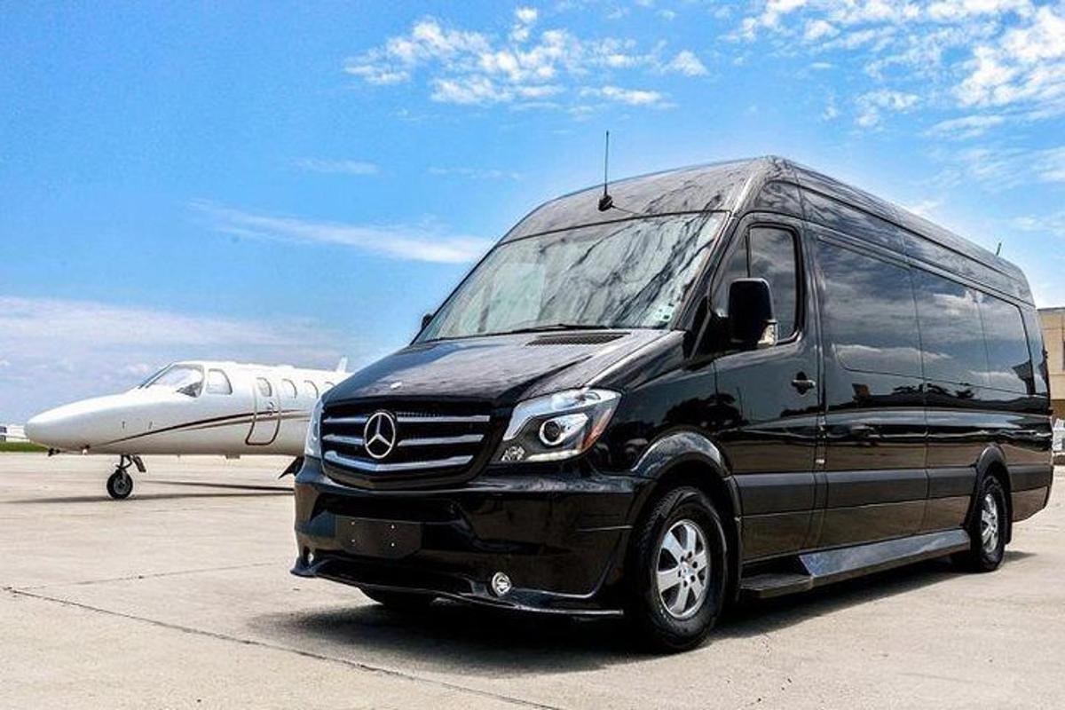 một chiếc xe tải màu đen đỗ trước một chiếc máy bay