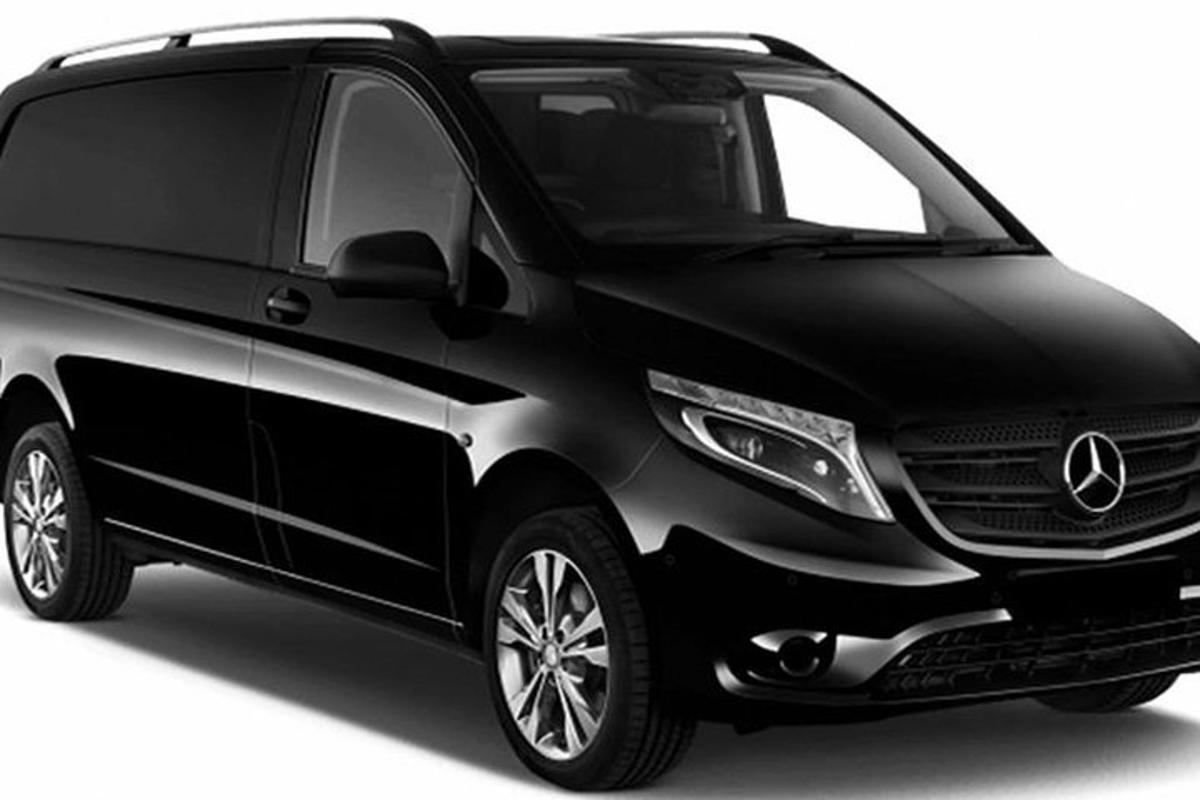 Černý vůz Mercedes Benz Vito, izolovaný