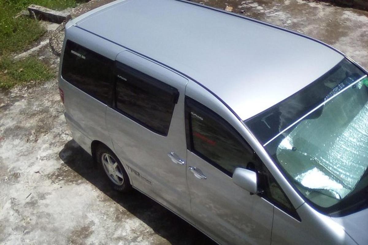 srebrn kombi parkiran na parkirišču