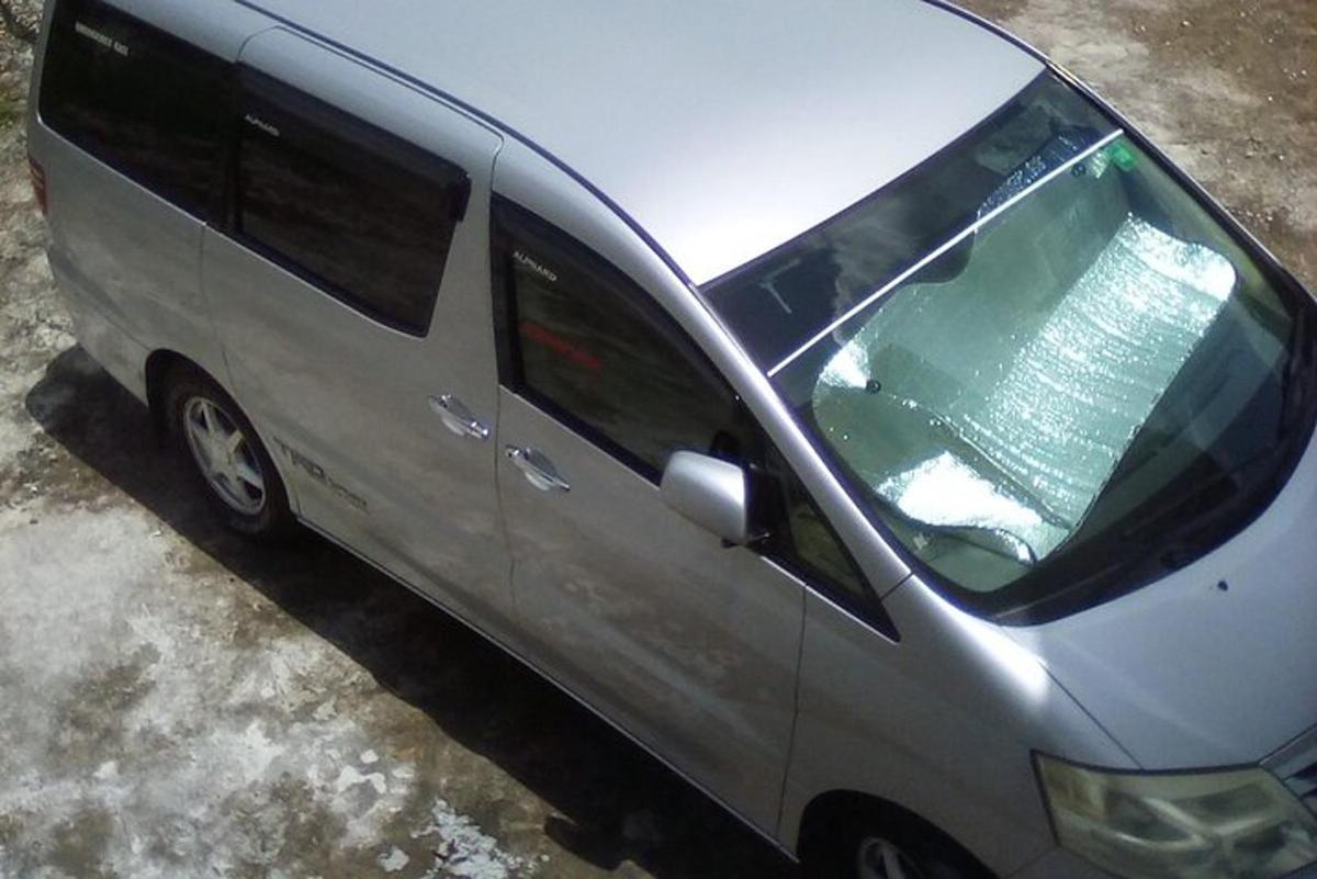 srebrn kombi parkiran na parkirišču