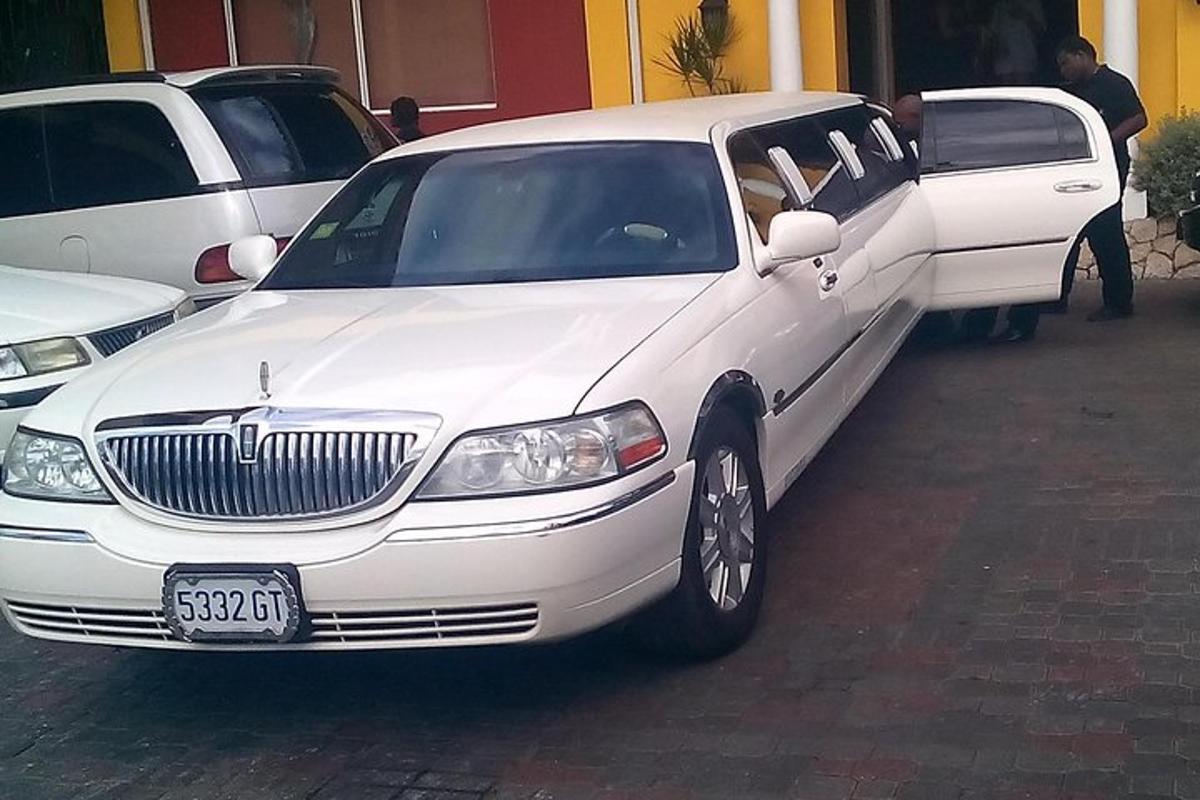 một chiếc xe limousine màu trắng đỗ trong bãi đậu xe