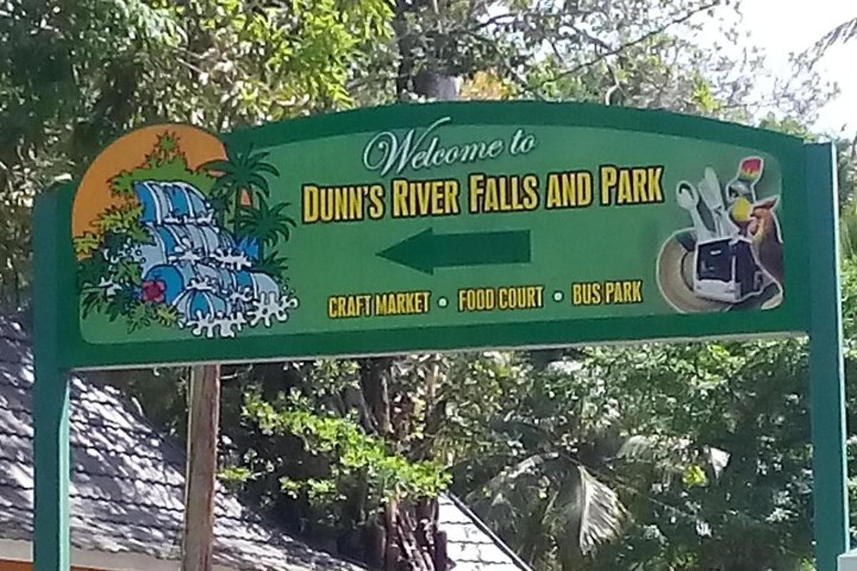 un senyal verd per a Duds River Ends i Park