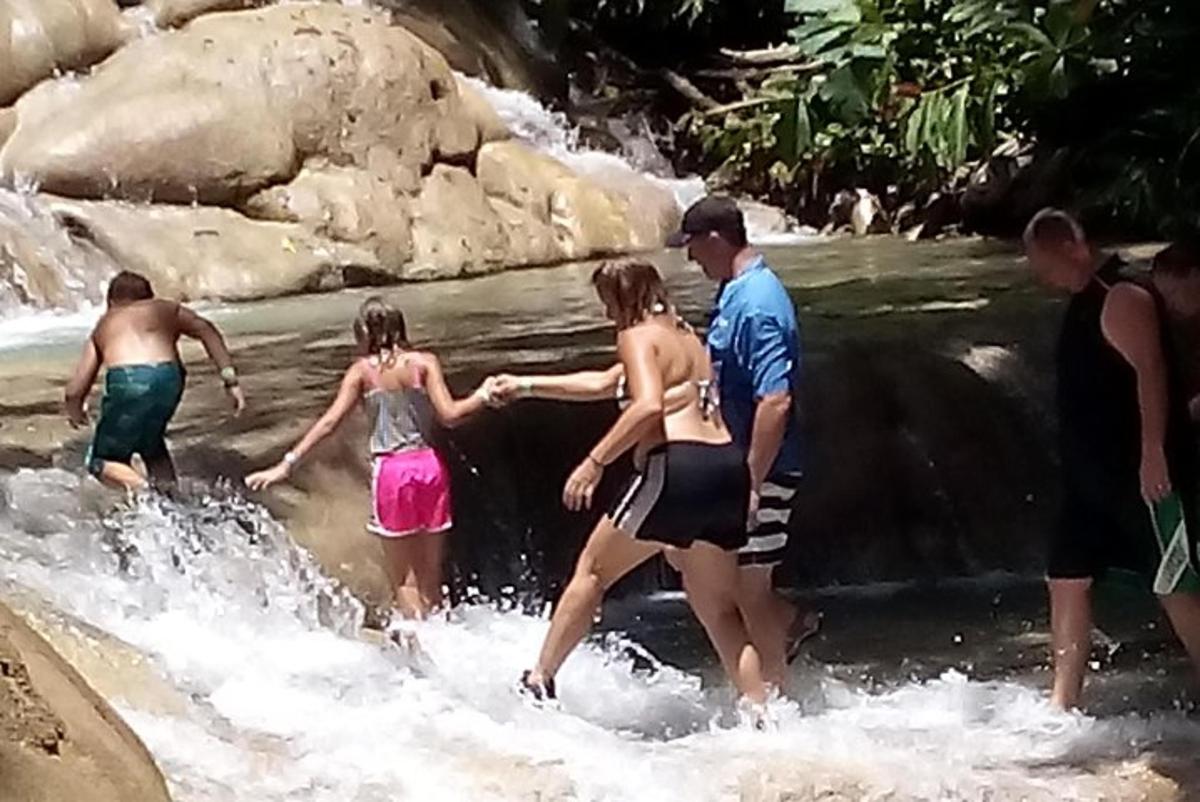 un grup de persones jugant a l'aigua