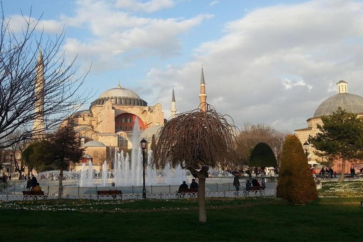 un edificio con una fontana di fronte a una moschea