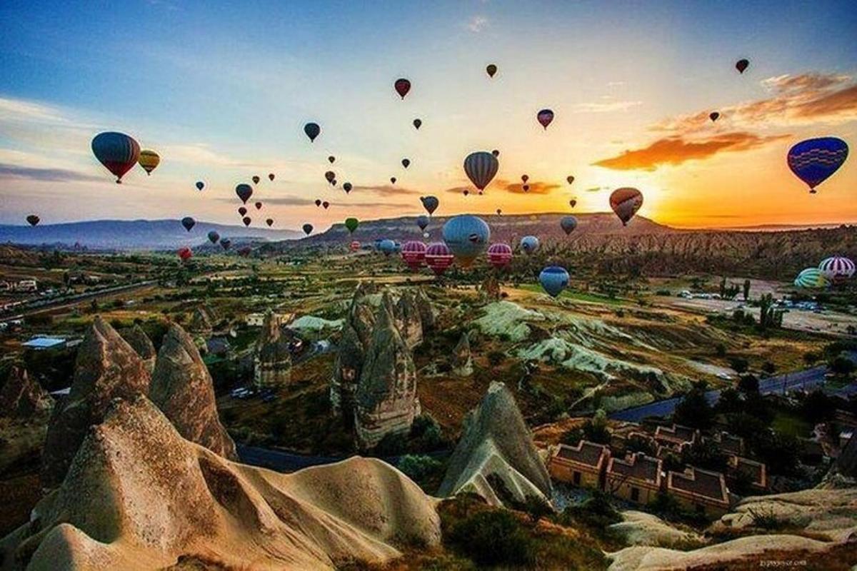 un gruppo di mongolfiere che volano nel cielo