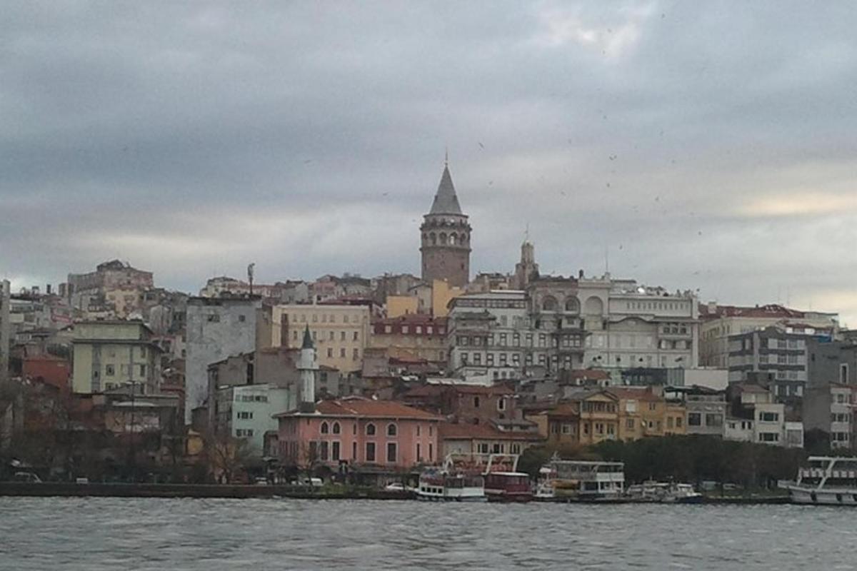 una vista di una città dall'acqua