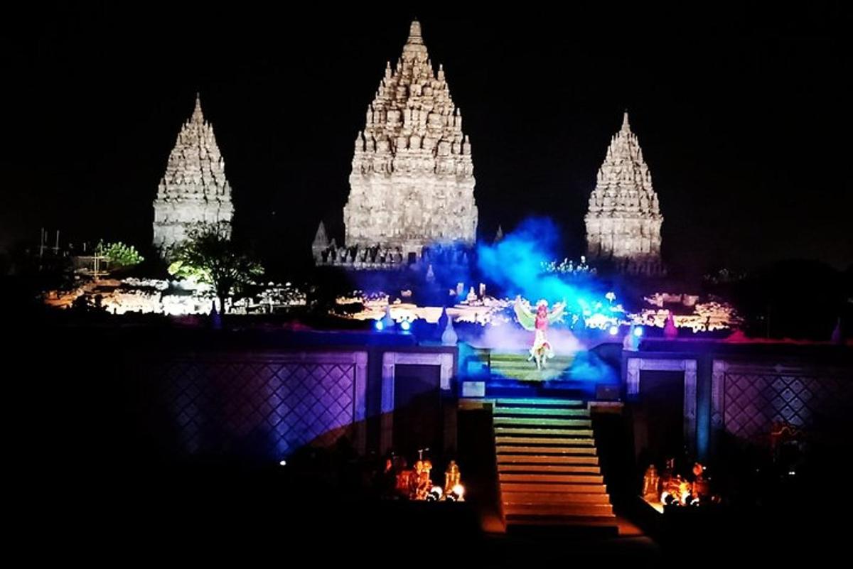 et opplyst tempel om natten med en kvinne i trappen
