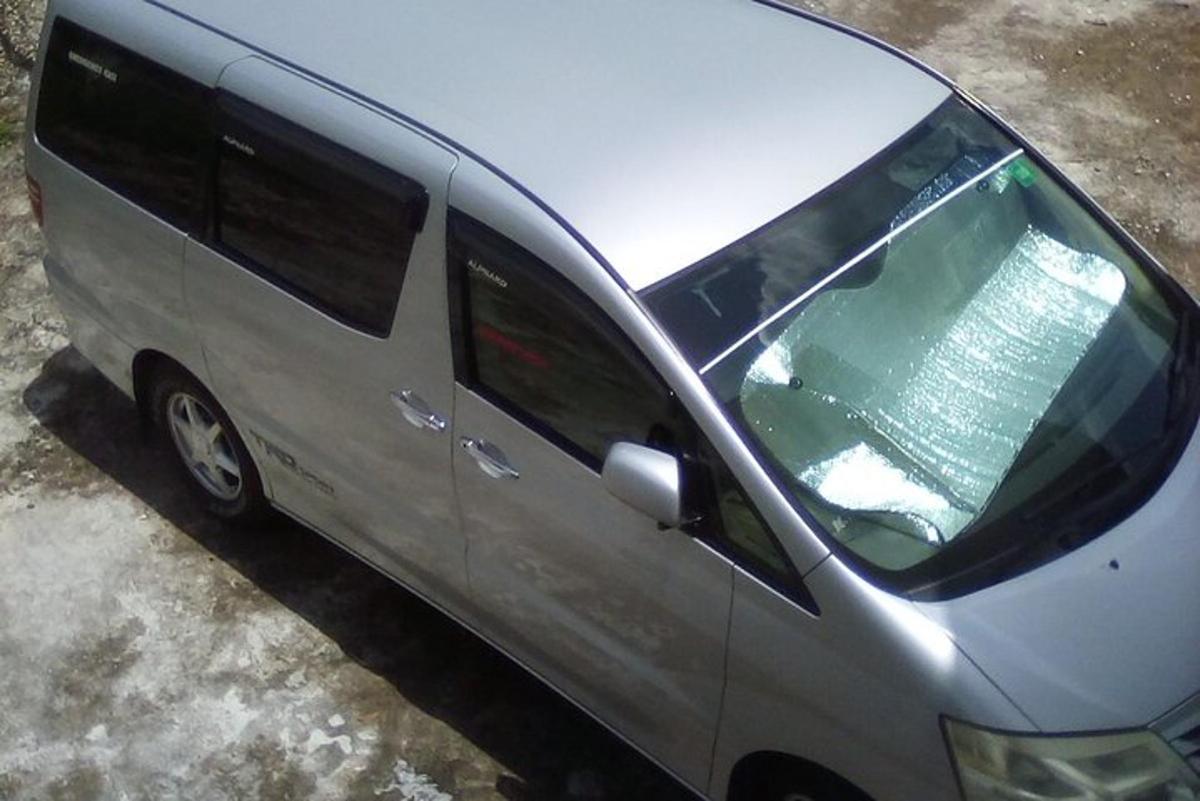 stříbrná dodávka zaparkovaná na parkovišti