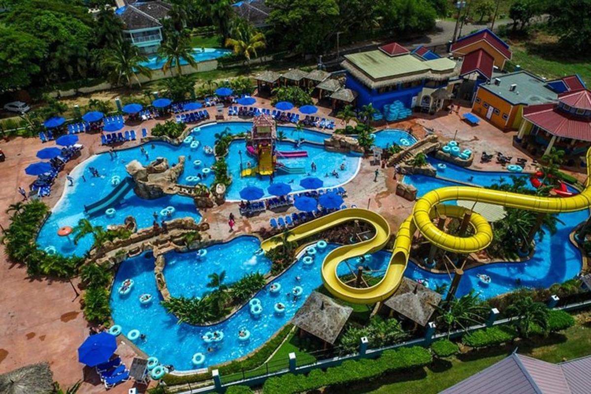 Letecký pohled na aquapark s tobogánem