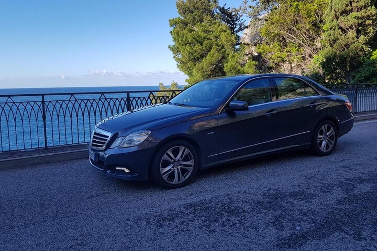 ένα μπλε αυτοκίνητο παρκαρισμένο δίπλα σε ένα υδάτινο σώμα