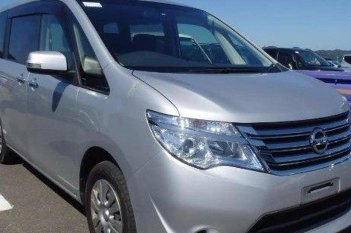 stříbrné auto zaparkované na parkovišti