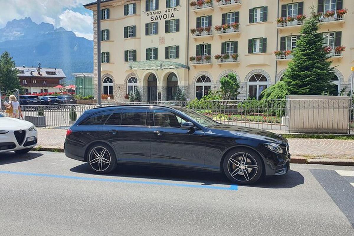un'auto nera parcheggiata davanti a un edificio