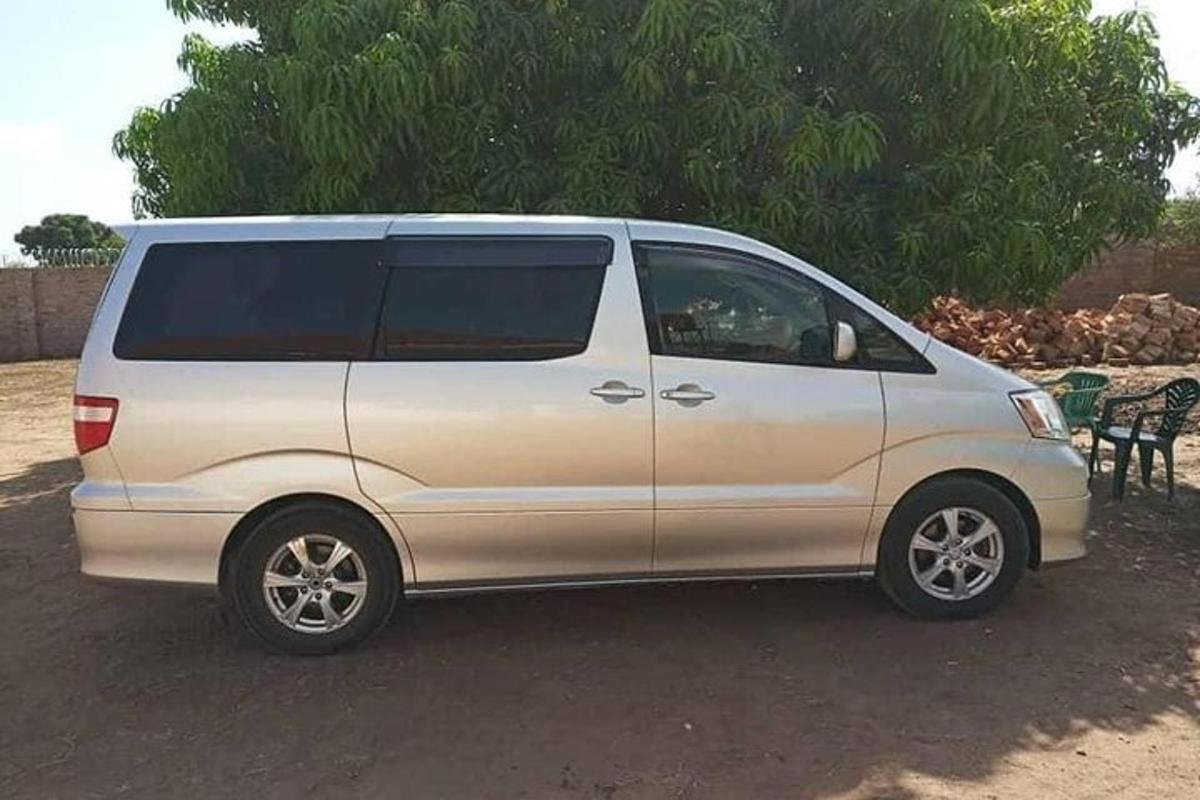 un furgone bianco parcheggiato in un parcheggio sterrato