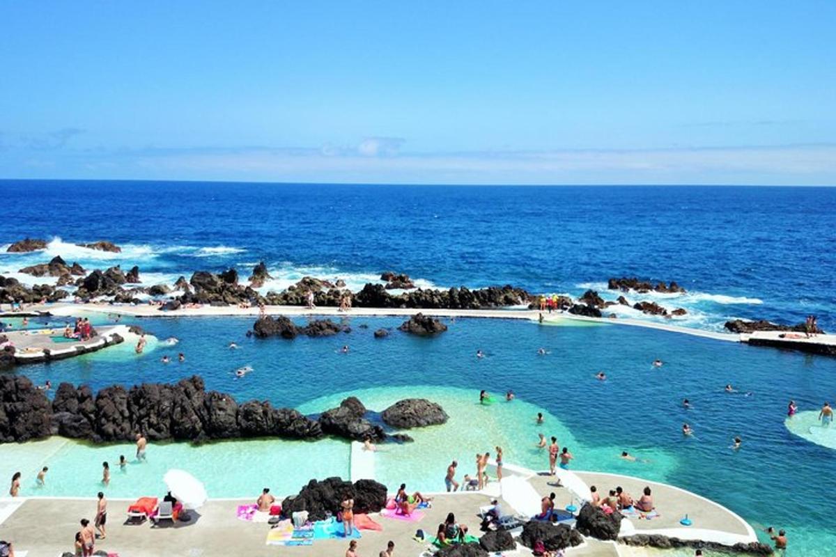 sekelompok orang berenang di kolam renang di laut
