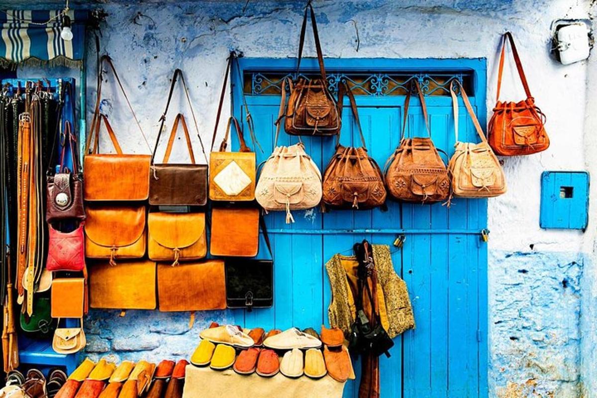 Un grupo de carteras y bolsos colgados en una pared.