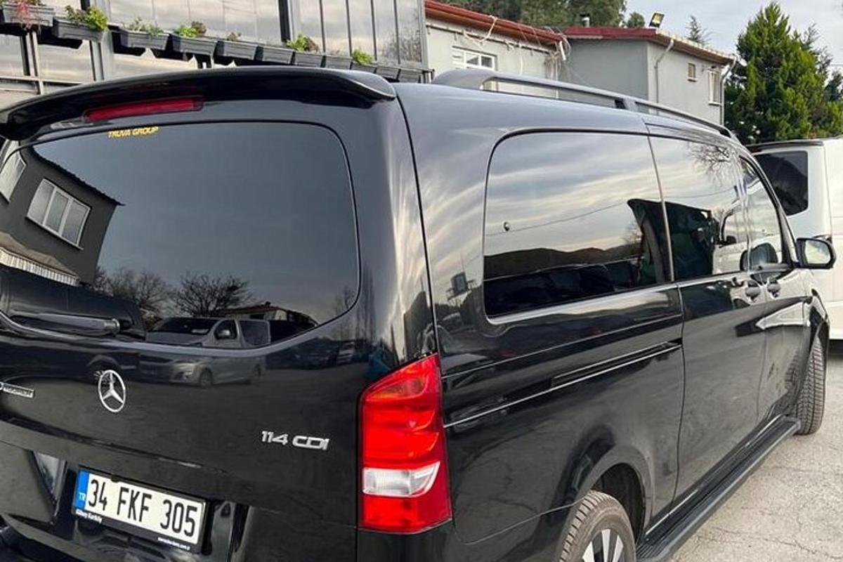 črn kombi je parkiran na parkirišču