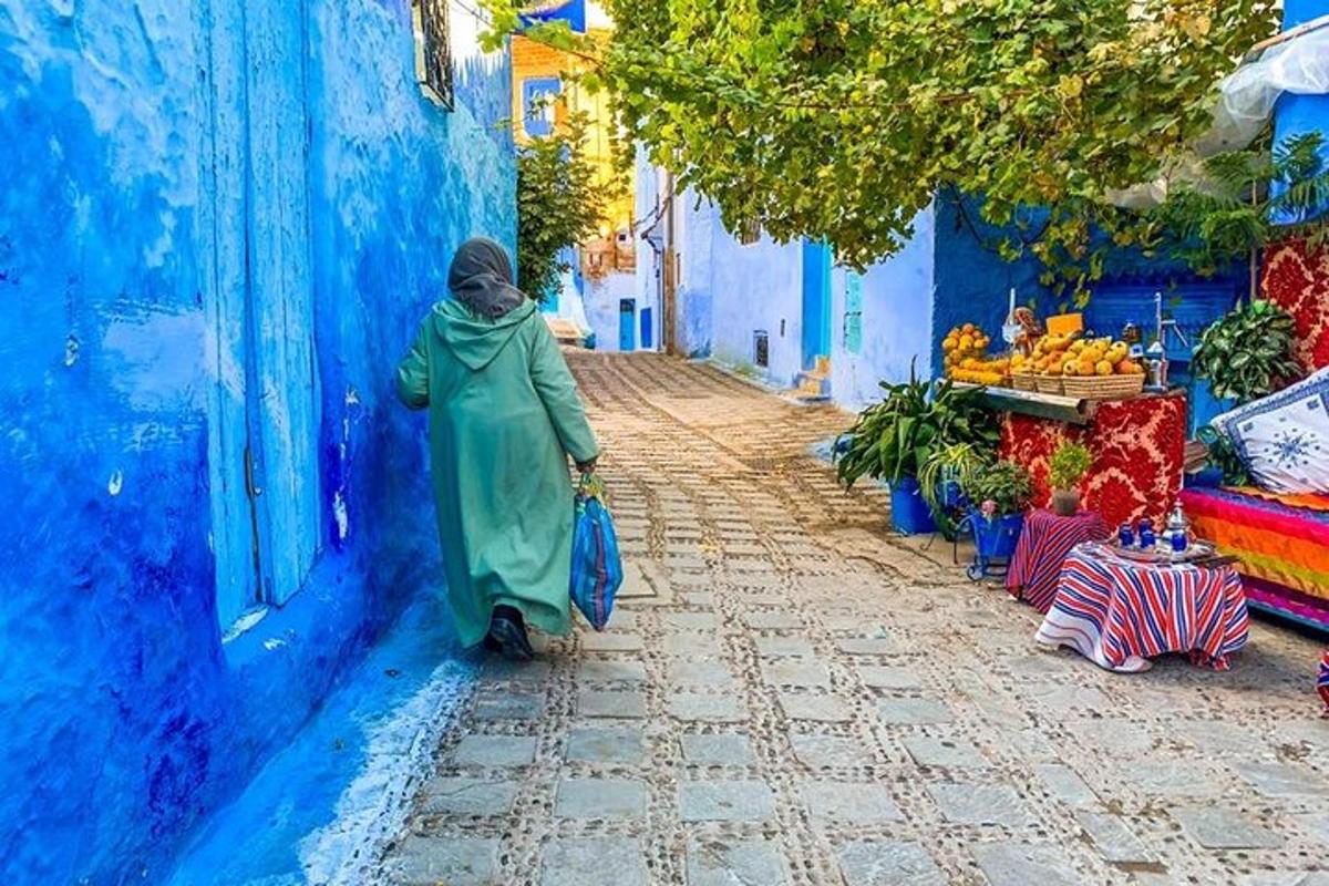 una mujer caminando por una calle en un callejón azul