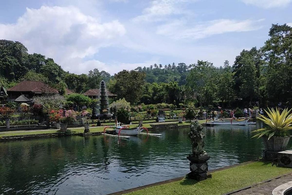 ein Teich in einem Park mit Booten darin