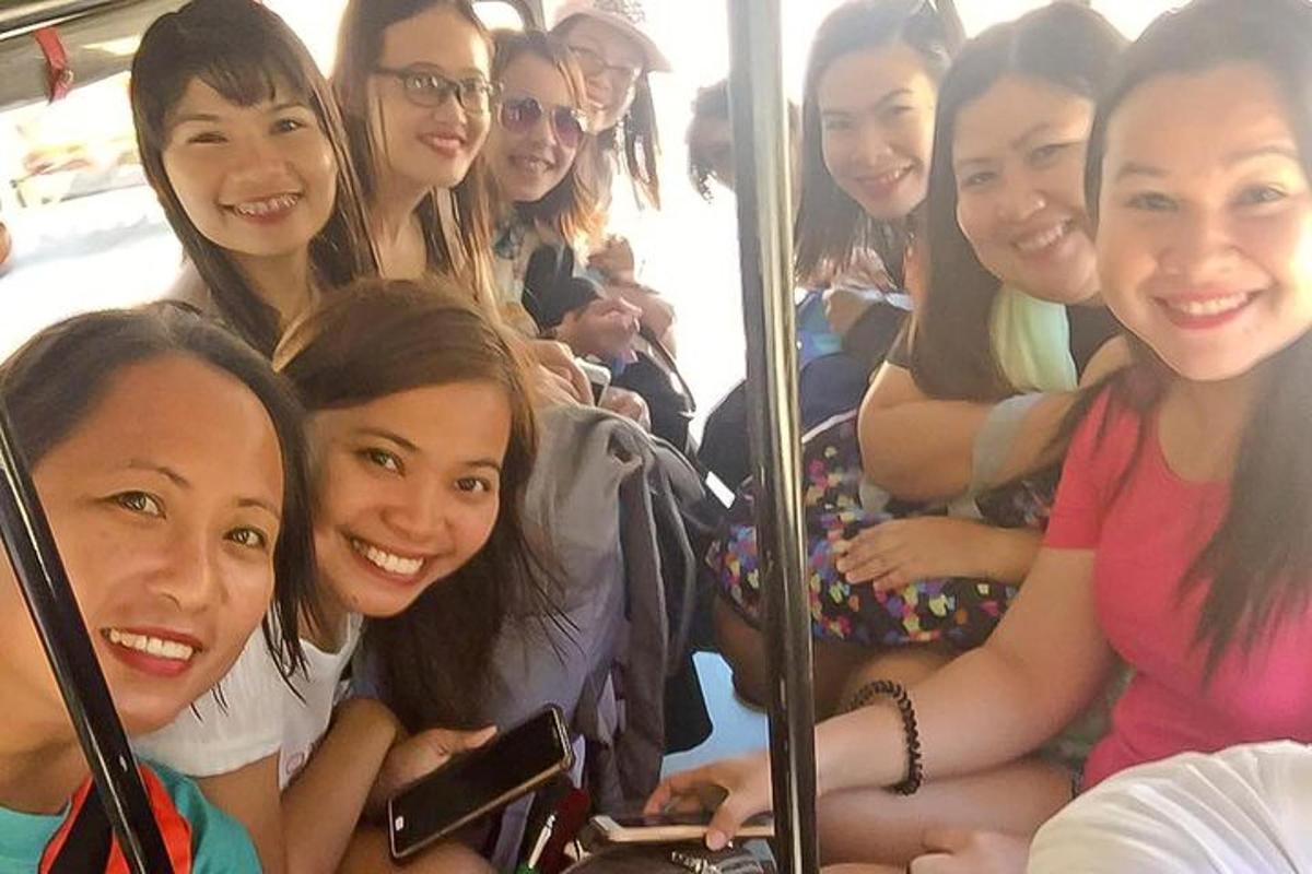 un gruppo di ragazze sedute su un autobus