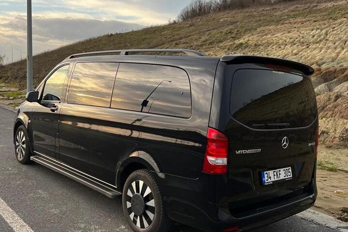 černá dodávka zaparkovaná na kraji silnice