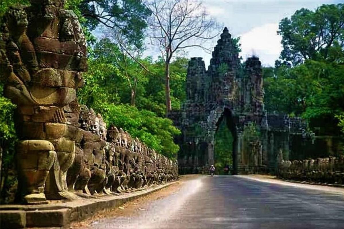 uma estrada com um muro de pedra e um arco