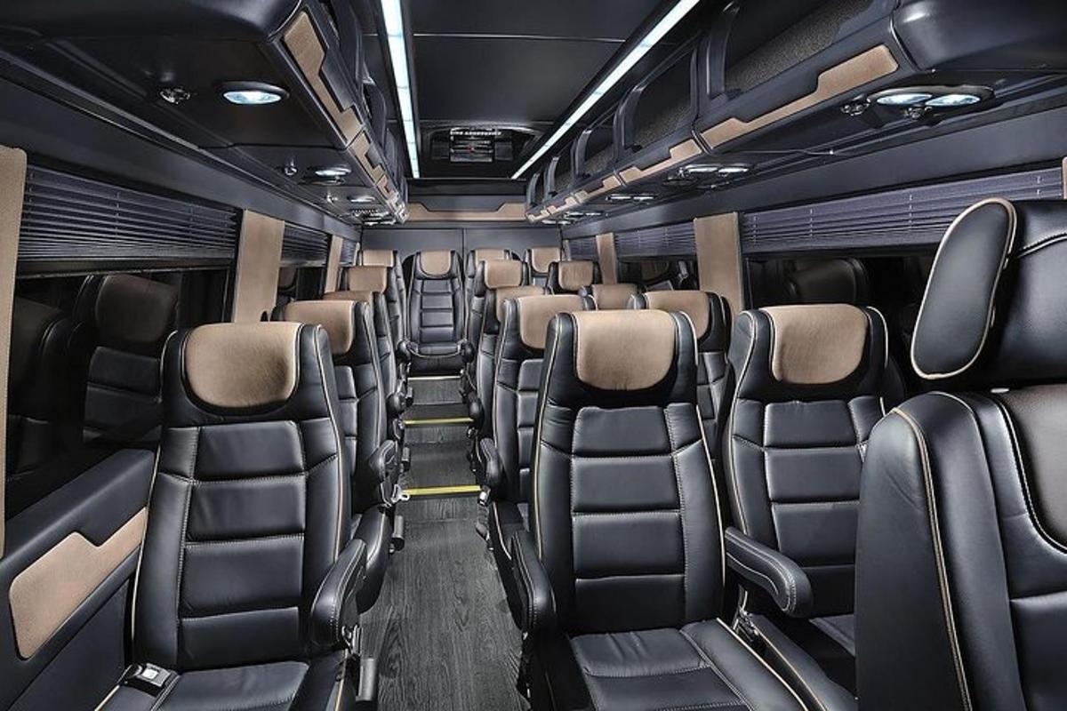 pohled do vnitřku prázdného autobusu