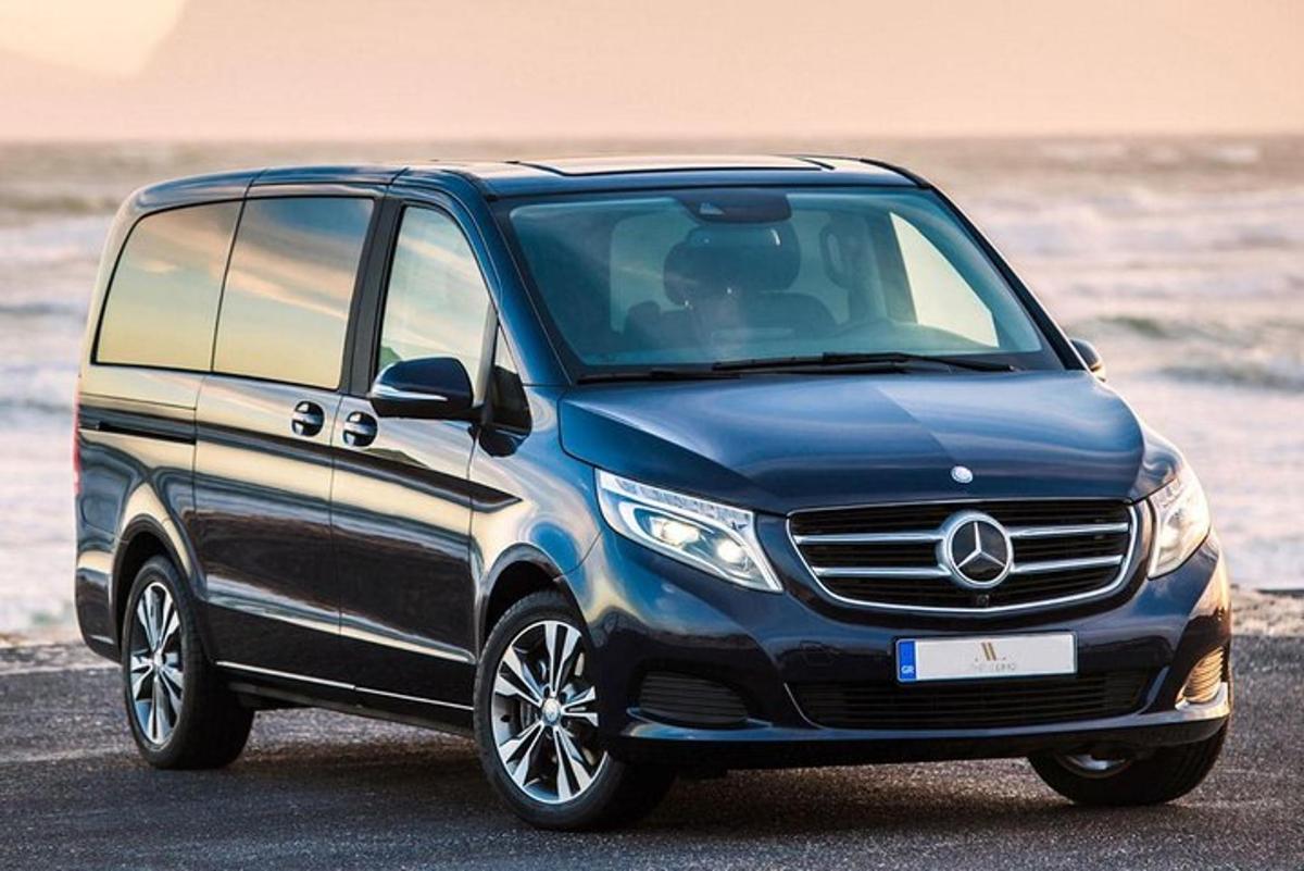 un tot terreny Mercedes-Benz blau aparcat a la platja